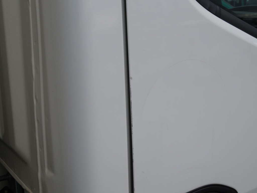 運転席ドアの後端に細かいキズがあります。|三菱 キャンター 2RG-FEAV0(2WD)の写真28