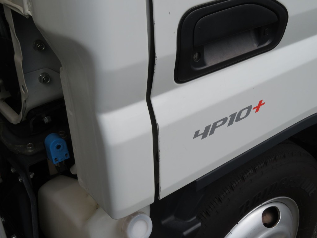 運転席ドアの後端に細かいキズがあります。|三菱 キャンター 2RG-FEAV0(2WD)の写真29