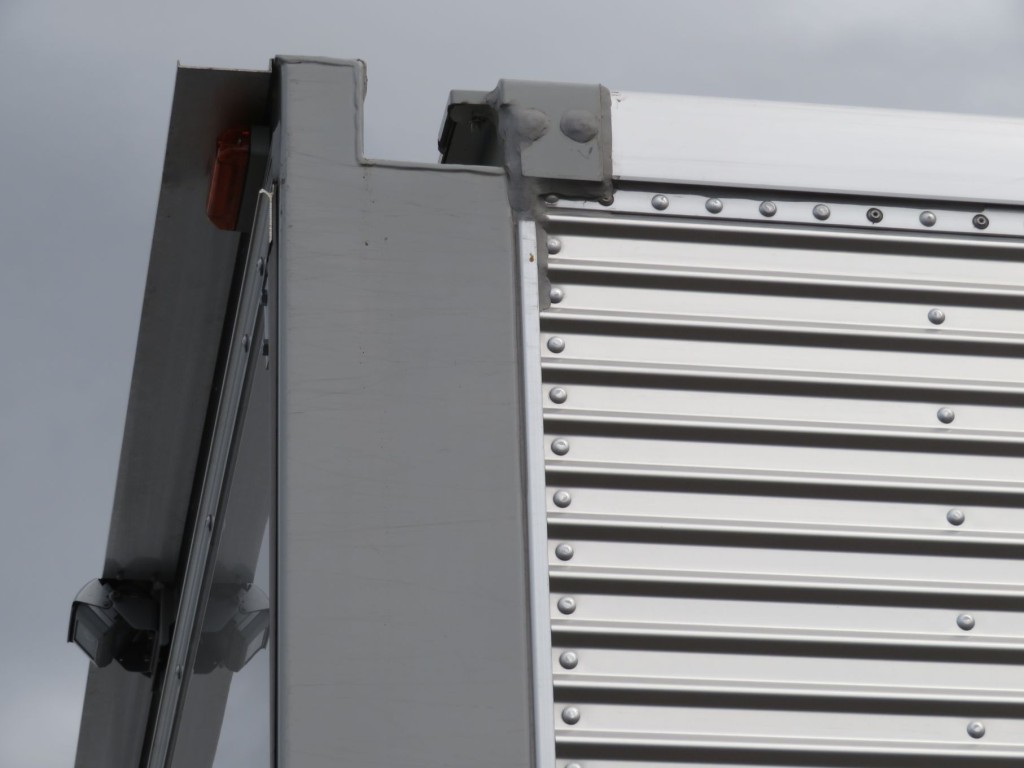 コルゲート後方及び門口側面上部に細かい線キズがあります。|三菱 キャンター 2RG-FEAV0(2WD)の写真32