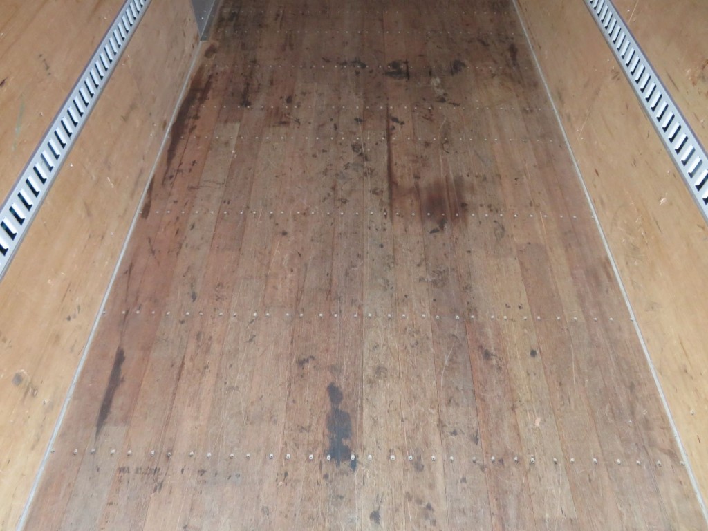 床面の状態です。(オイル染み、グリス汚れ等が付着しています)|三菱 キャンター 2RG-FEAV0(2WD)の写真35