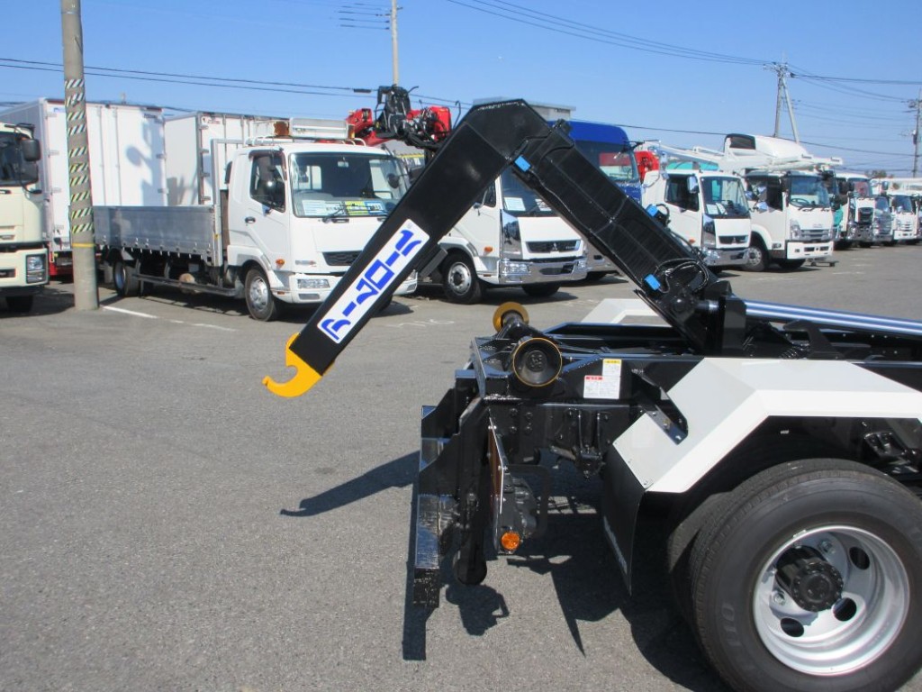 リヤジャッキは手動式です。|日野 レンジャー 2PG-FD2ABA(2WD)の写真9