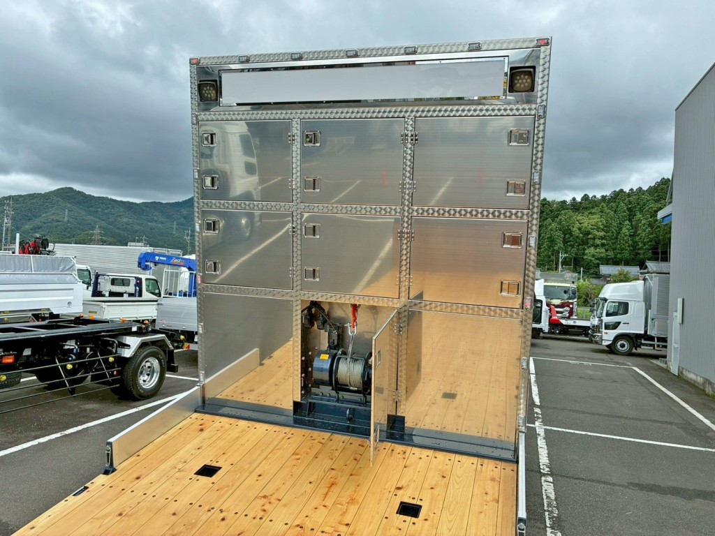 プロテクターはステンレス製です。(縁にウロコステンが張られています)|三菱  2PG-FY80VYの写真9