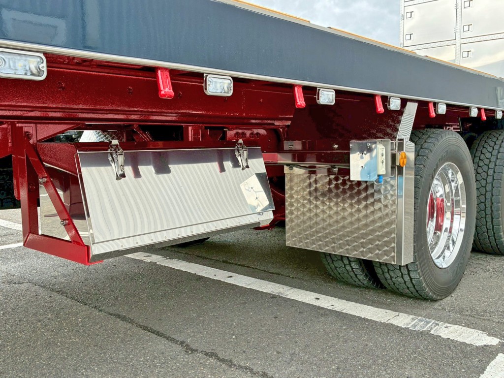 ボディー運転席側後方にステンレス製の工具箱が付いています。(リヤフェンダーはウロコステンです)|三菱  2PG-FY80VYの写真18