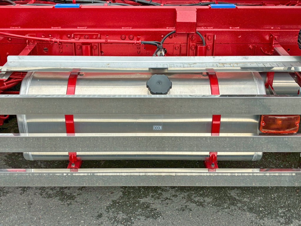 燃料タンクは300Lアルミ製です。|三菱  2PG-FY80VYの写真24