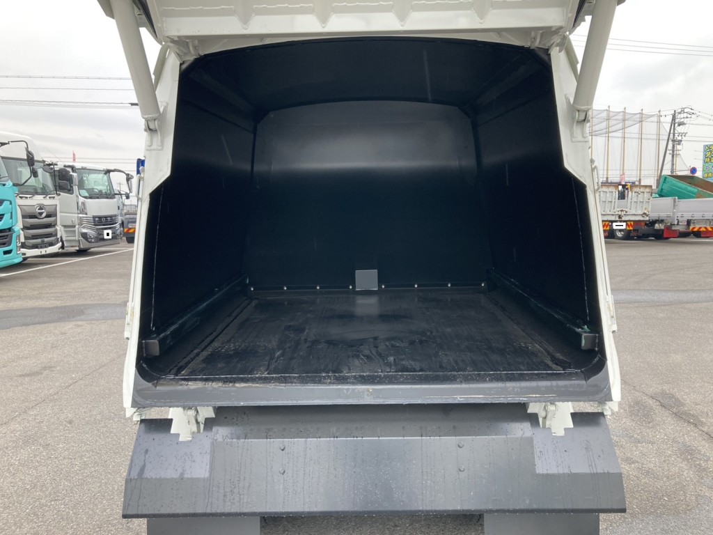 タンク内部の状態です。|日野 デュトロ 2KG-XZU605X(2WD)の写真14
