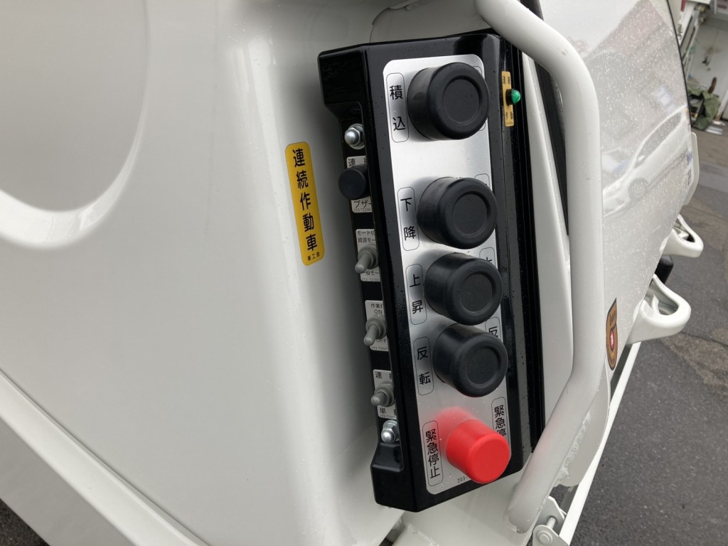 操作ボタンです。|日野 デュトロ 2KG-XZU605X(2WD)の写真24