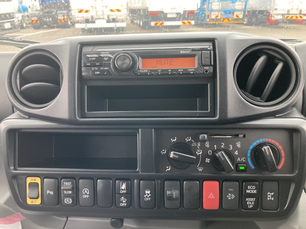 インパネ周りです。|日野 デュトロ 2KG-XZU605X(2WD)の写真36