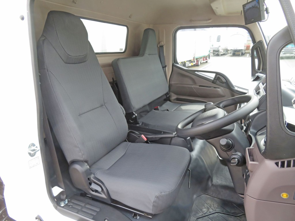 乗車定員は3名です。|三菱 キャンター 2PG-FEBM0(2WD)の写真8