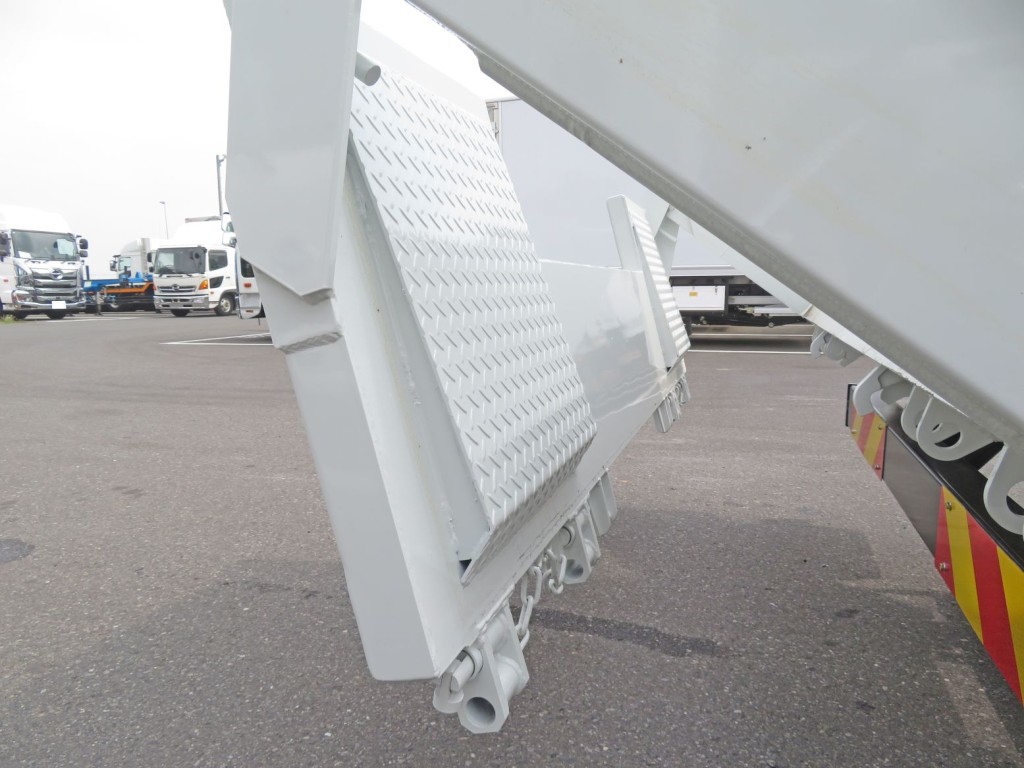 リアゲート内側の状態です。|三菱 キャンター 2PG-FEBM0(2WD)の写真13