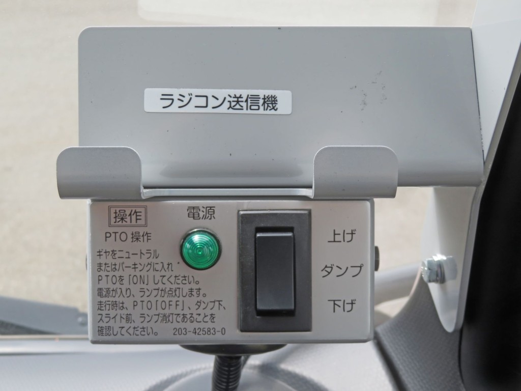 ダンプ操作のスイッチです。|三菱 キャンター 2PG-FEBM0(2WD)の写真22