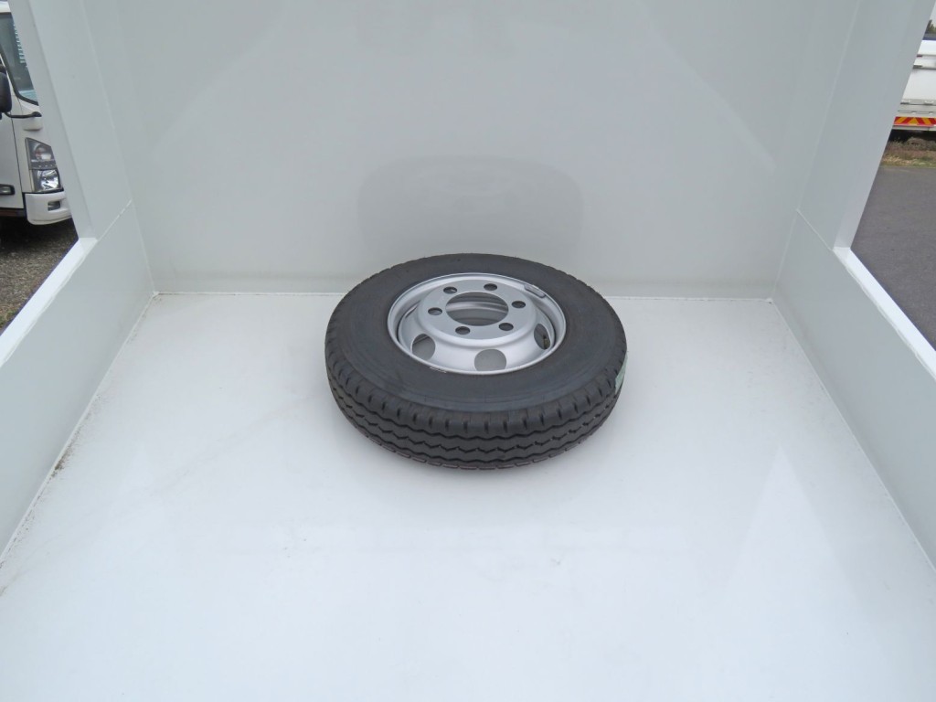 スペアタイヤ付きです。|三菱 キャンター 2PG-FEBM0(2WD)の写真25