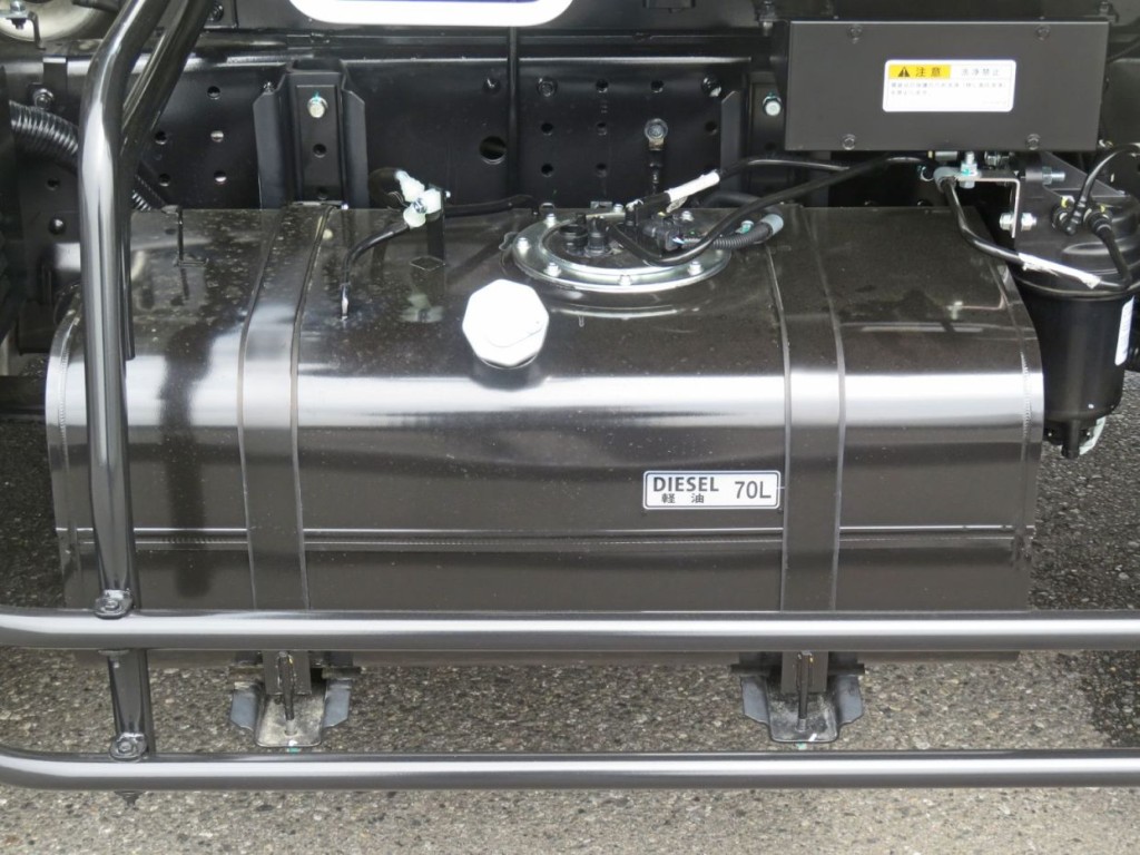 燃料タンクは70Lです。|三菱 キャンター 2PG-FEBM0(2WD)の写真27