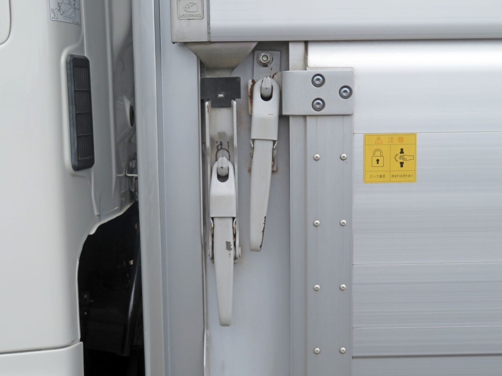 助手席側あおりロックハンドルに曲がりがあります。|日野 レンジャー 2KG-FD2ABG(2WD)の写真11