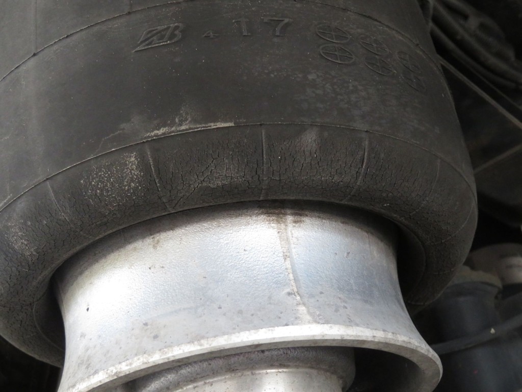 エアサスのベローズにヒビがあります。|日野 レンジャー 2KG-FD2ABG(2WD)の写真17