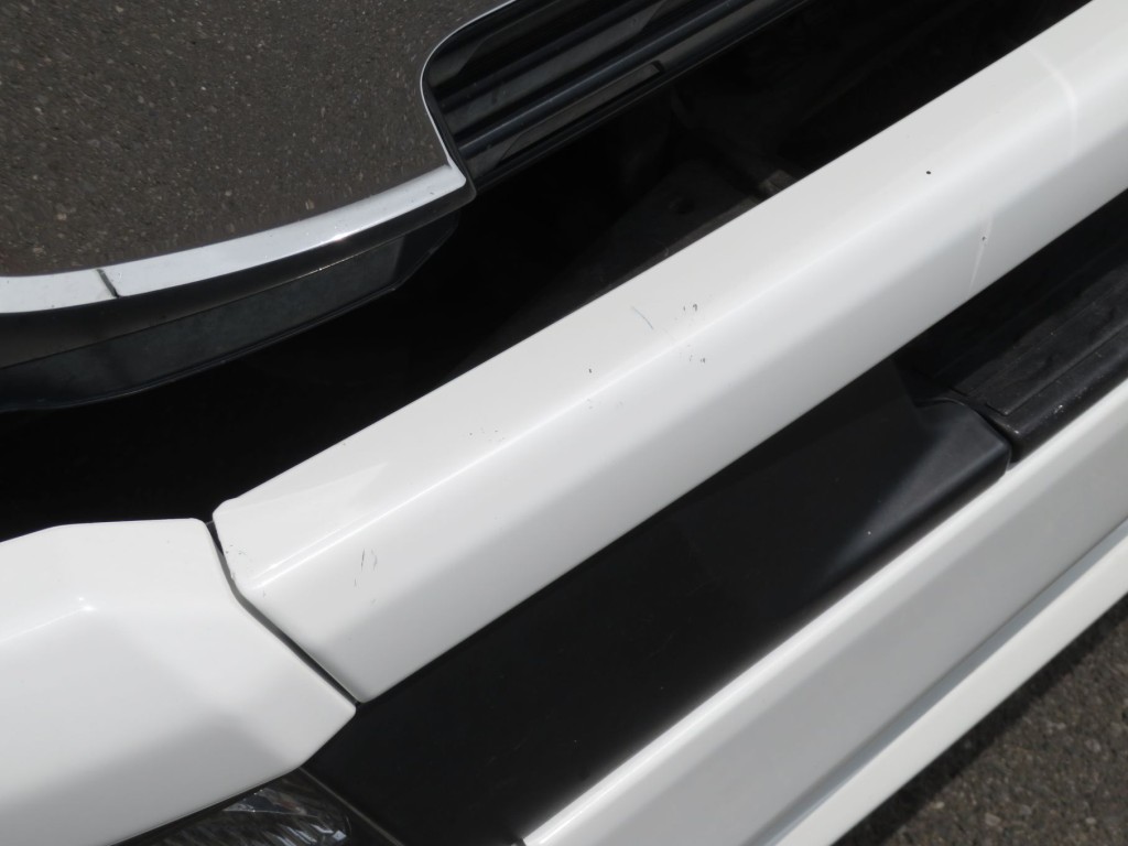 フロントバンパー上部に細かいキズがあります。|日野 レンジャー 2KG-FD2ABG(2WD)の写真29