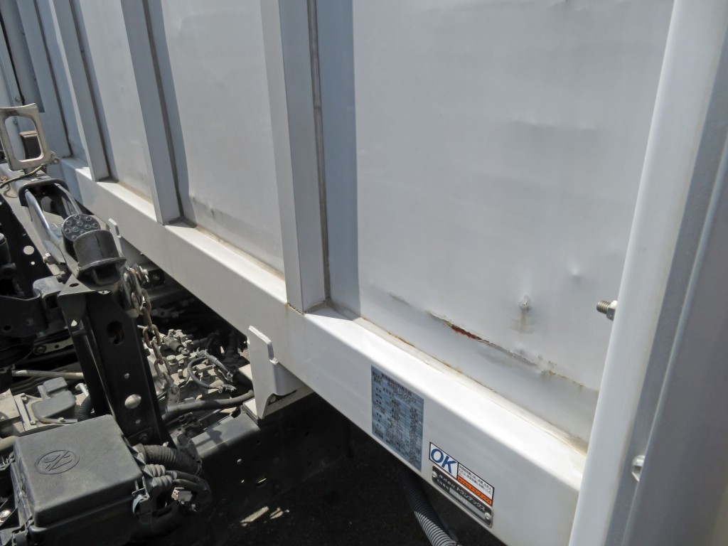 前立て下部に膨らみ箇所があります。|日野 レンジャー 2KG-FD2ABG(2WD)の写真31