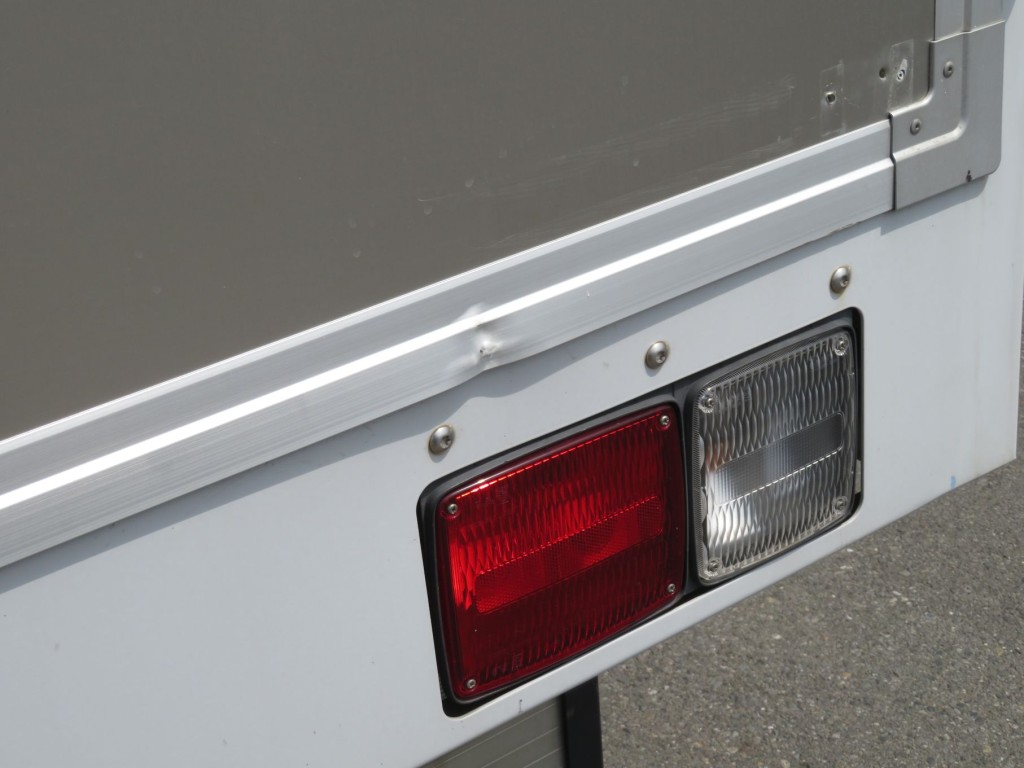 リア扉下部にヘコミがあります。|日野 レンジャー 2KG-FD2ABG(2WD)の写真38