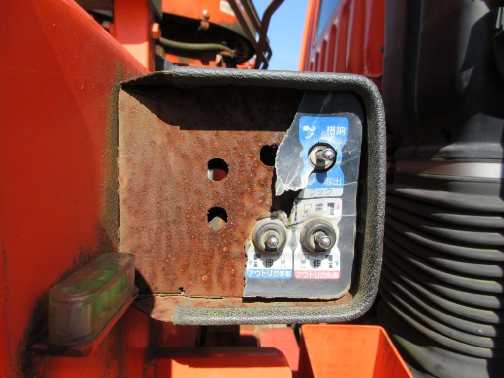 アウトリガーの操作スイッチです。|三菱 ファイター LDG-FQ62Fの写真17