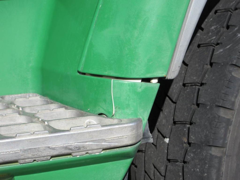 助手席側ステップカバーにヒビがあります。|三菱 ファイター LDG-FQ62Fの写真33