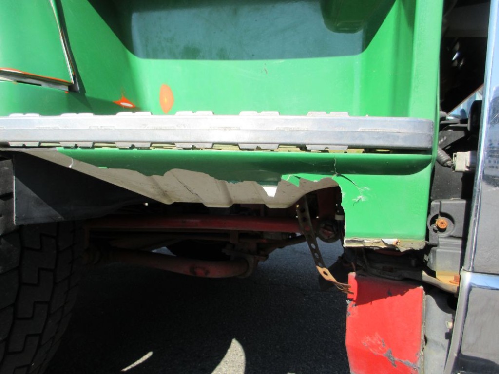 運転席側ステップカバーに割れがあります。|三菱 ファイター LDG-FQ62Fの写真34