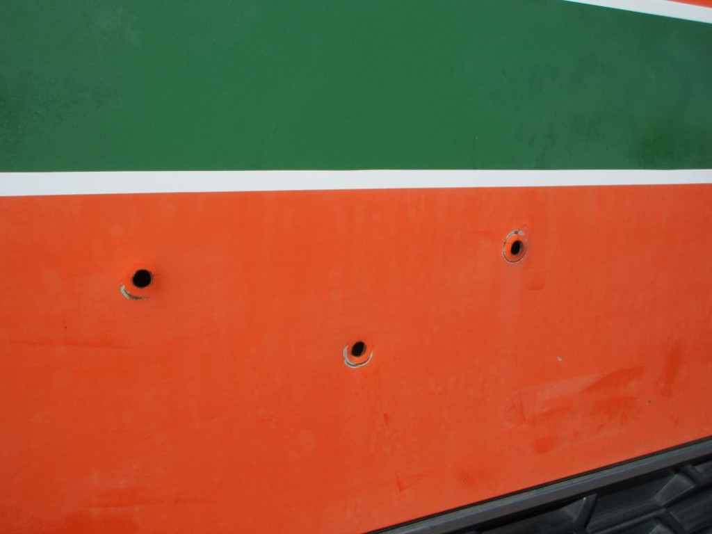 フロントパネルに加工穴があります。|三菱 ファイター LDG-FQ62Fの写真35