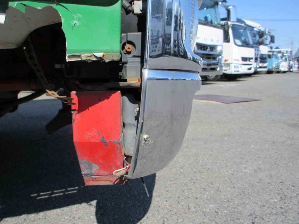 フロントバンパーの運転席側にキズがあります。|三菱 ファイター LDG-FQ62Fの写真36