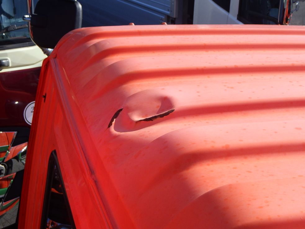 ルーフ後方にキズ・サビ・ヘコミがあります。|三菱 ファイター LDG-FQ62Fの写真39