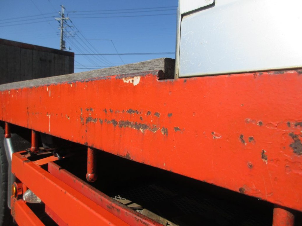 左右のサイドレールにキズ・サビがあります。|三菱 ファイター LDG-FQ62Fの写真40