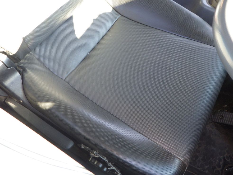 運転席座面にヘタリがあります。|三菱 ファイター LDG-FQ62Fの写真48