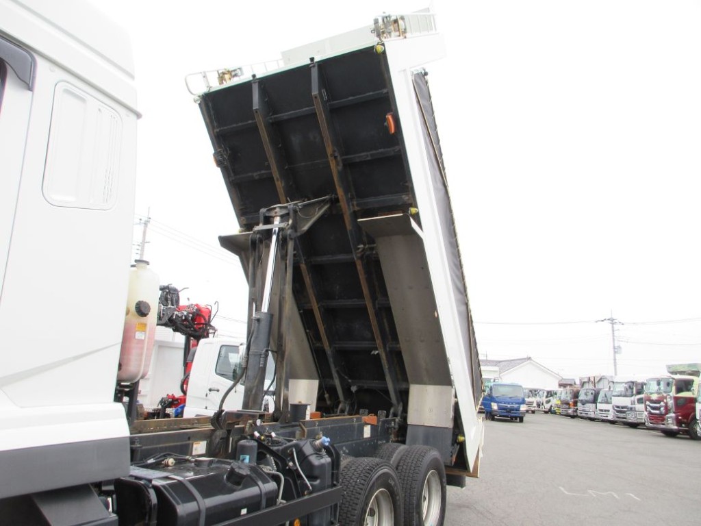 ボディー裏側の状態です。|三菱 スーパーグレート 2PG-FV70HXの写真9