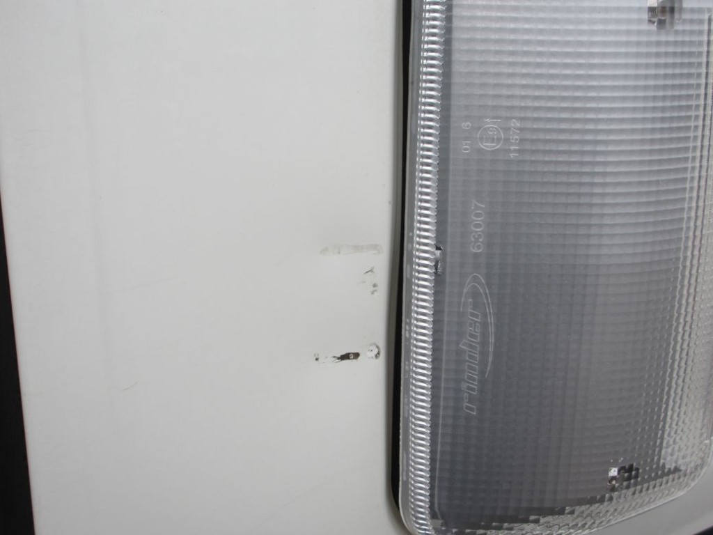 助手席側ドア前方にキズ・ヘコミがあります。|三菱 スーパーグレート 2PG-FV70HXの写真21