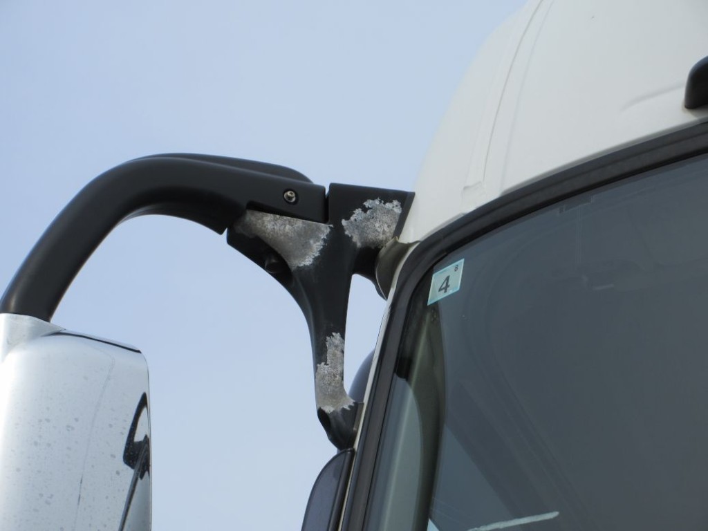運転席側ミラーステーに剝がれがあります。|三菱 スーパーグレート 2PG-FV70HXの写真24