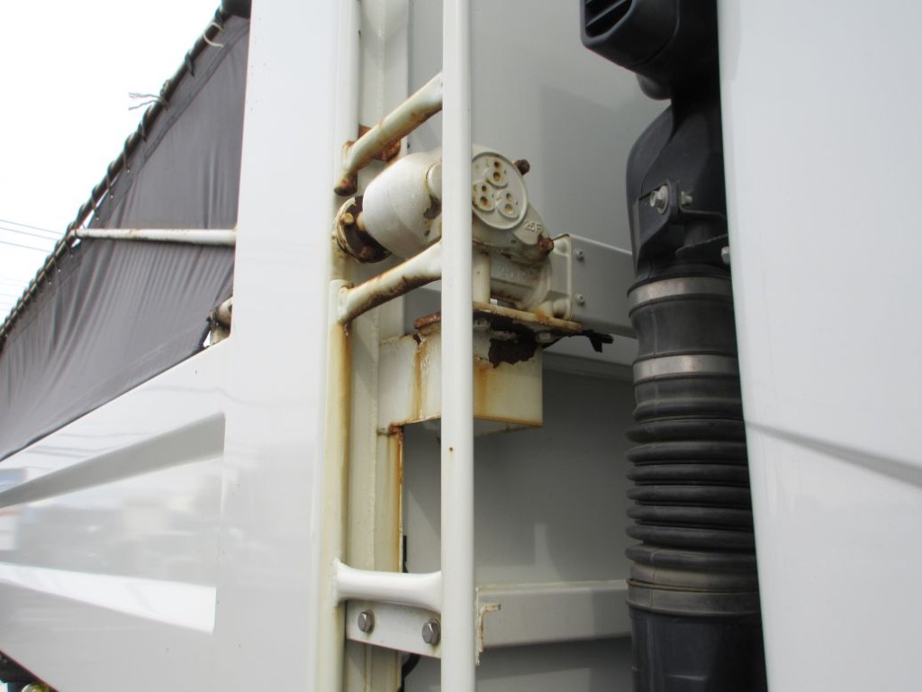 左右のモーター周りにサビがあります。|三菱 スーパーグレート 2PG-FV70HXの写真25