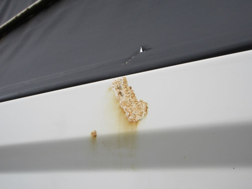 ボディーの両サイドにキズ・サビ・塗装跡があります。|三菱 スーパーグレート 2PG-FV70HXの写真26