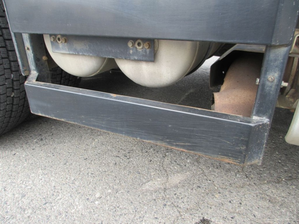 左右のサイドバンパーにサビがあります。|三菱 スーパーグレート 2PG-FV70HXの写真30