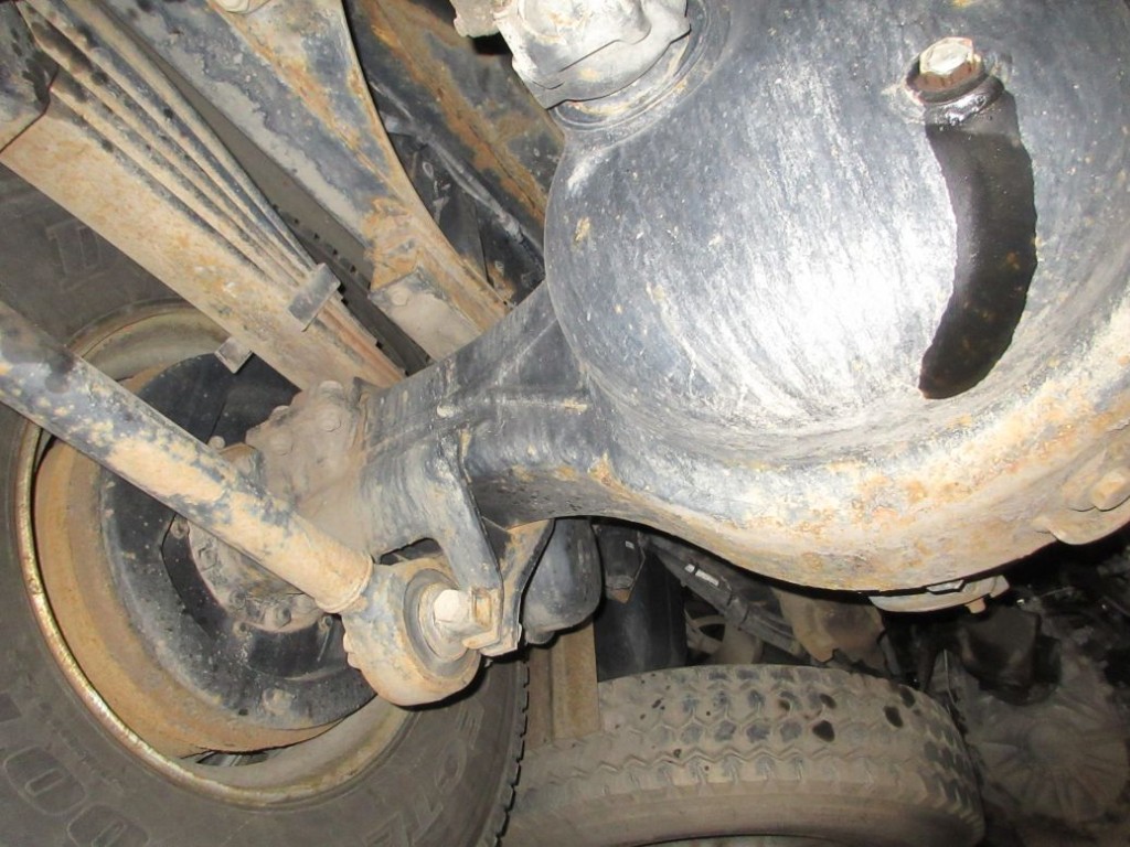 ボディー下周りにサビがあります。|三菱 スーパーグレート 2PG-FV70HXの写真31