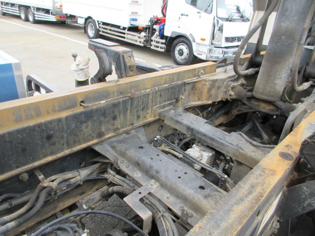 サブフレーム内側にサビがあります。|三菱 スーパーグレート 2PG-FV70HXの写真32