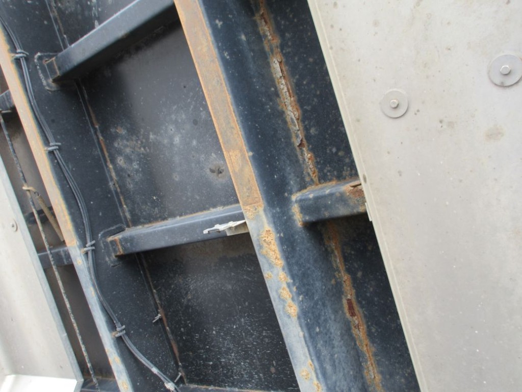 ボディー裏側にサビがあります。|三菱 スーパーグレート 2PG-FV70HXの写真33