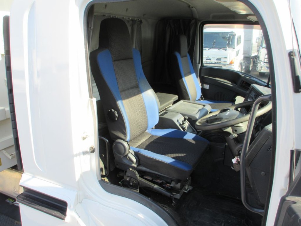 乗車定員は2名です。|いすゞ ギガ 2PG-CXZ77CTの写真6