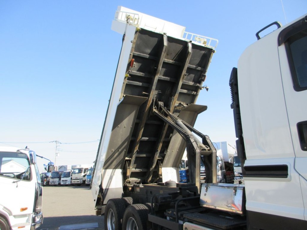 ボディー裏側の状態です。|いすゞ ギガ 2PG-CXZ77CTの写真9