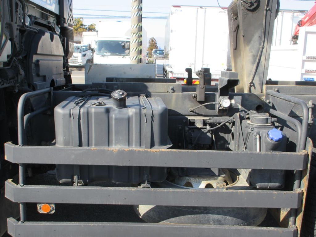 燃料タンクは200Lです。|いすゞ ギガ 2PG-CXZ77CTの写真15