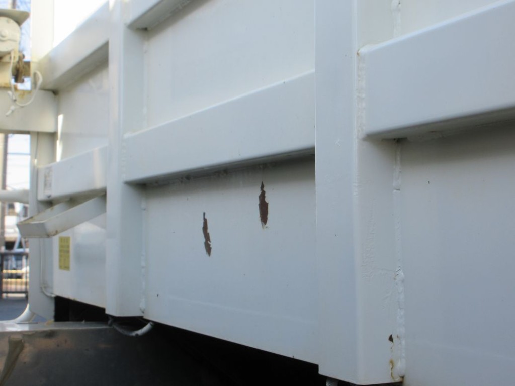 プロテクター前面に塗装の剝がれがあります。|いすゞ ギガ 2PG-CXZ77CTの写真23