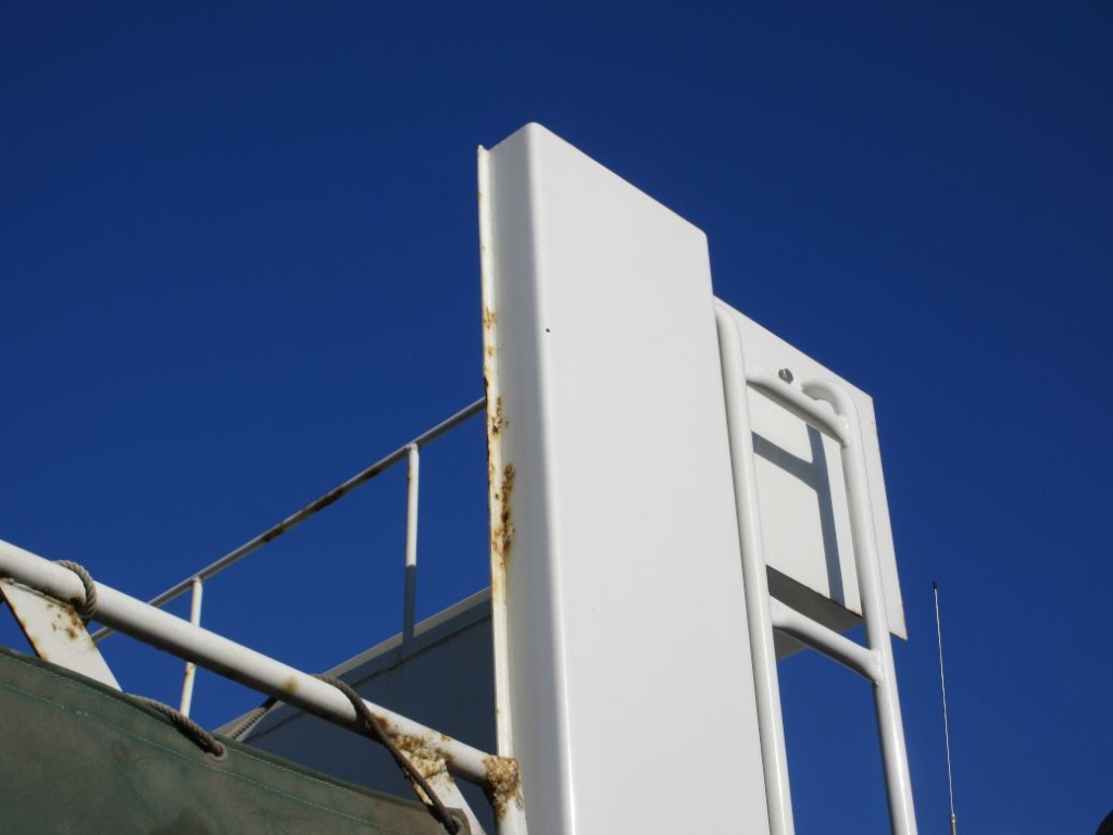 プロテクターの両サイドにサビがあります。|いすゞ ギガ 2PG-CXZ77CTの写真24