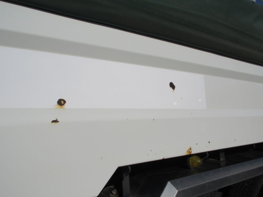 ボディーの両サイドにキズ・サビがあります。|いすゞ ギガ 2PG-CXZ77CTの写真25