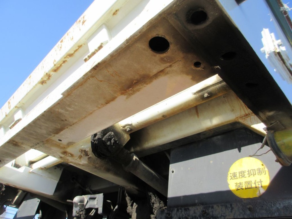ボディー後方の下側にサビがあります。|いすゞ ギガ 2PG-CXZ77CTの写真26