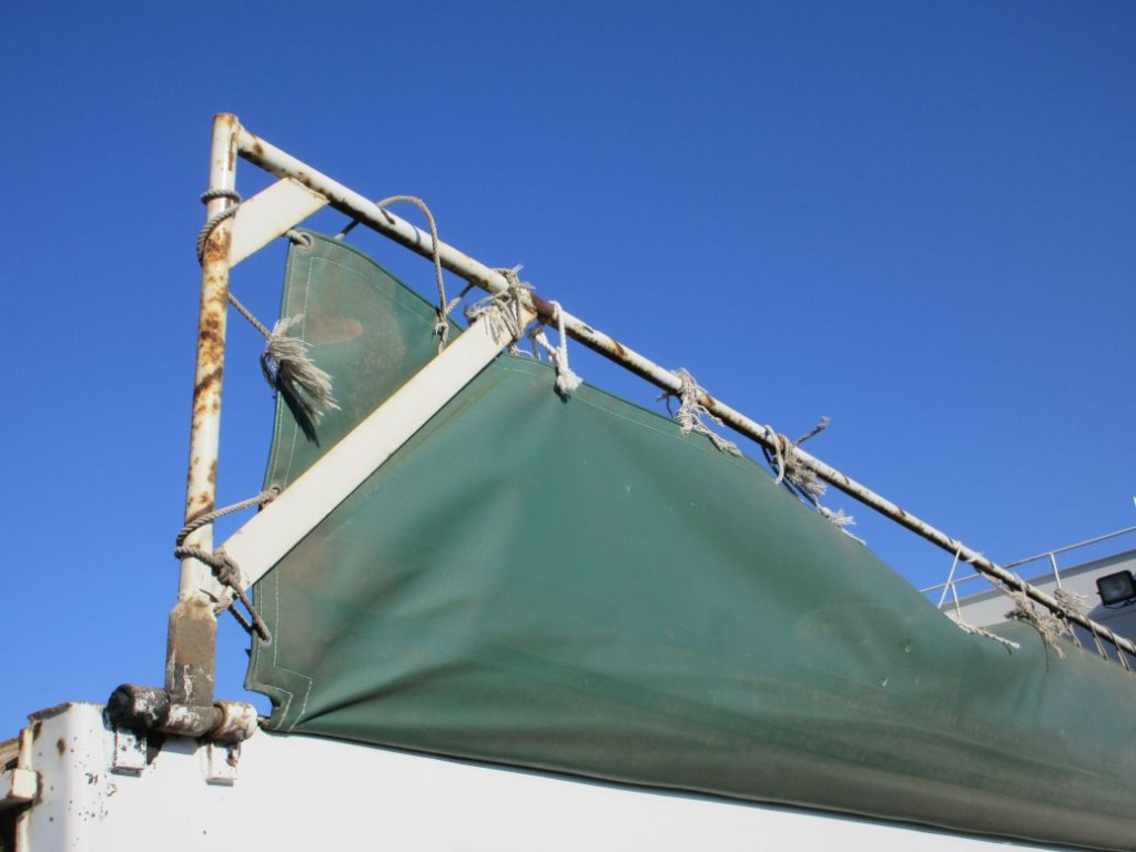 左右のシートアームにサビがあります。(シートに破れがあります)|いすゞ ギガ 2PG-CXZ77CTの写真27