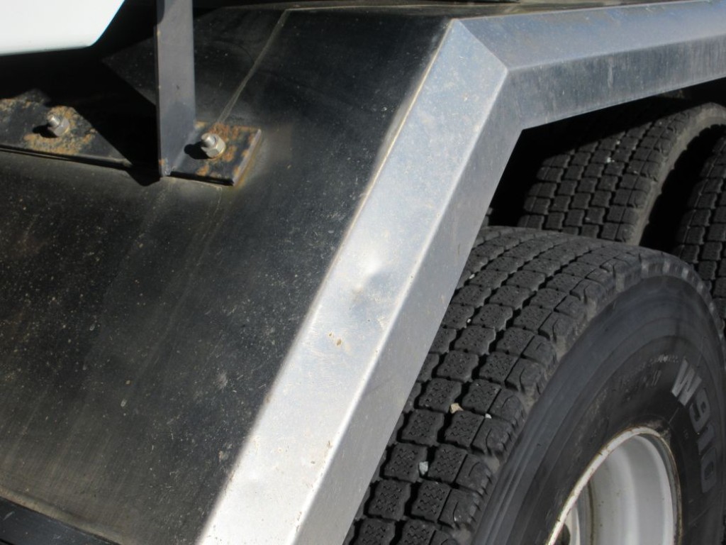 左右のリヤフェンダーにキズ・ヘコミがあります。|いすゞ ギガ 2PG-CXZ77CTの写真29