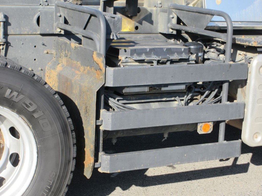 運転席側サイドバンパーにキズ・サビがあります。|いすゞ ギガ 2PG-CXZ77CTの写真31