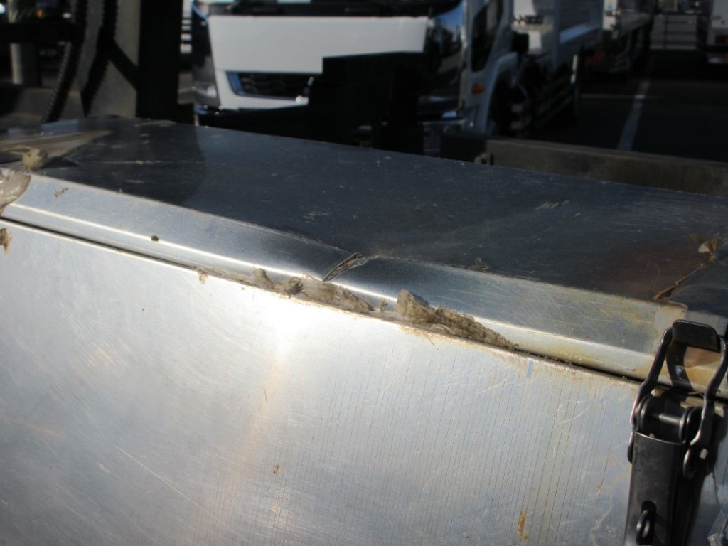 工具箱にヘコミがあります。|いすゞ ギガ 2PG-CXZ77CTの写真32