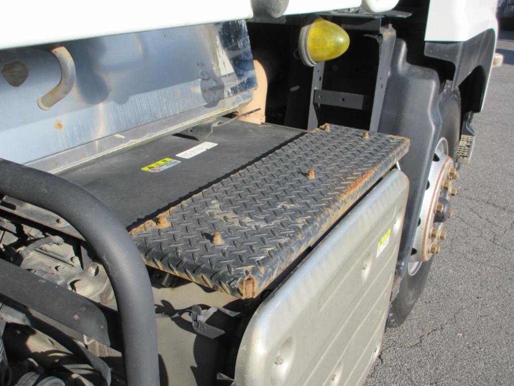 運転席側足場にサビがあります。|いすゞ ギガ 2PG-CXZ77CTの写真33